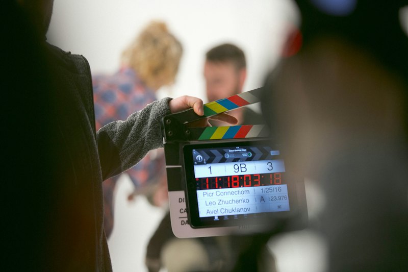 Klaps filmowy na planie zdjęciowym