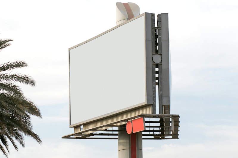 Pusty billboard na tle nieba z napisem: Tu może być Twoja reklama
