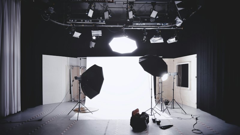 Studio fotograficzne z lampami błyskowymi